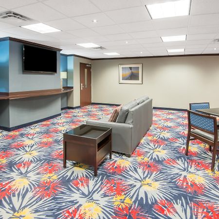 Holiday Inn Express Cleveland Airport - Brook Park By Ihg Eksteriør billede