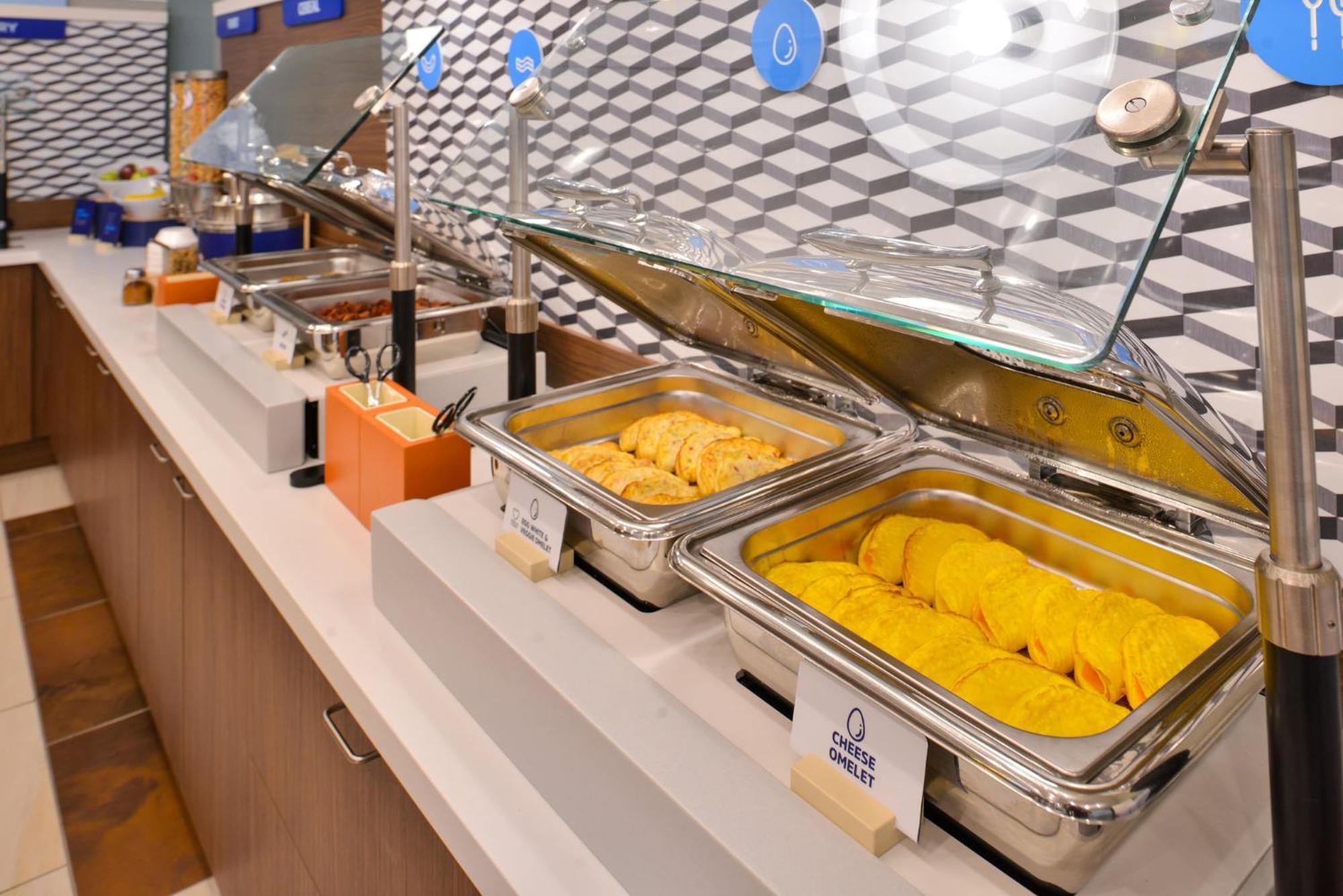 Holiday Inn Express Cleveland Airport - Brook Park By Ihg Eksteriør billede