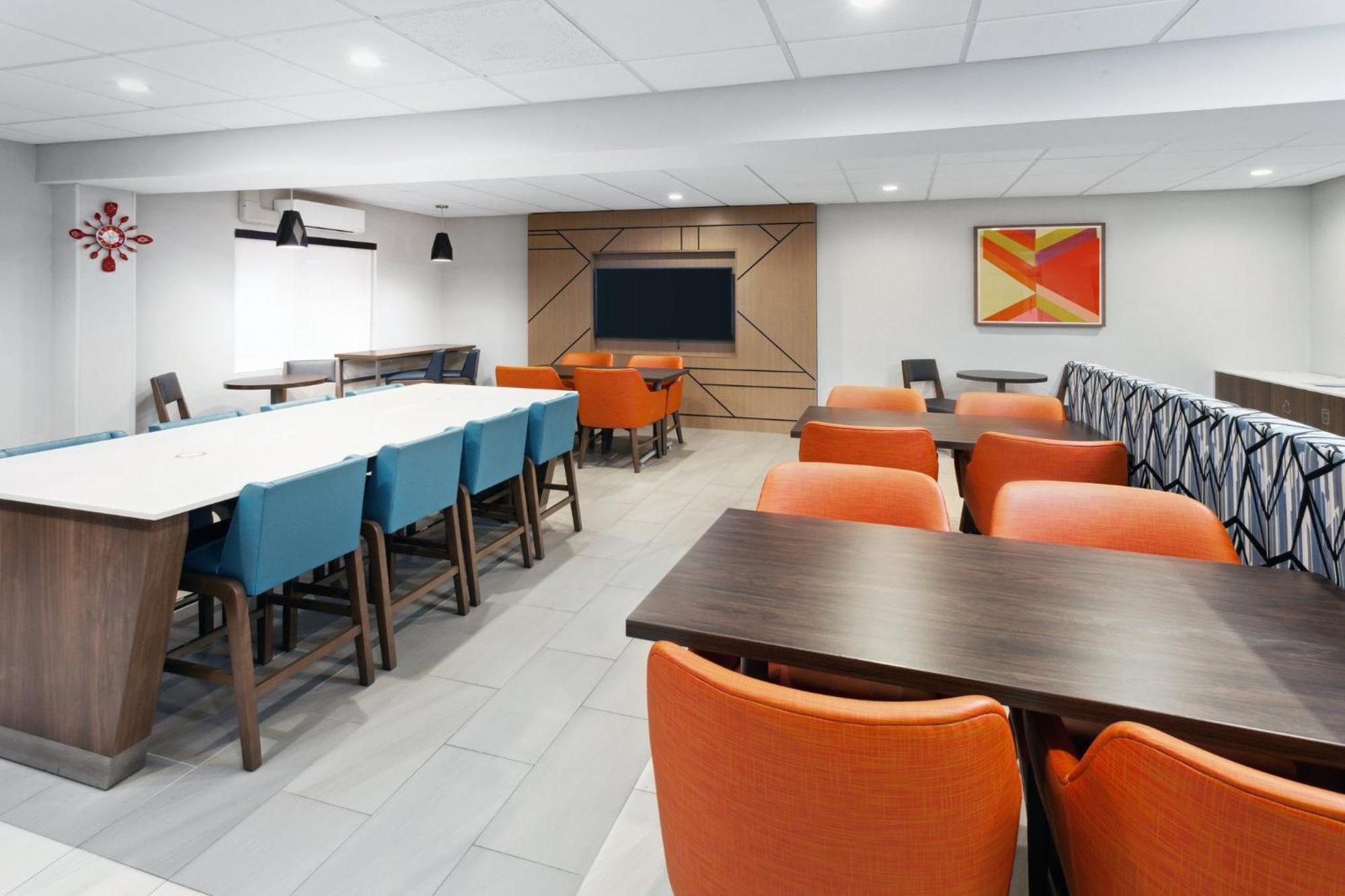 Holiday Inn Express Cleveland Airport - Brook Park By Ihg Eksteriør billede