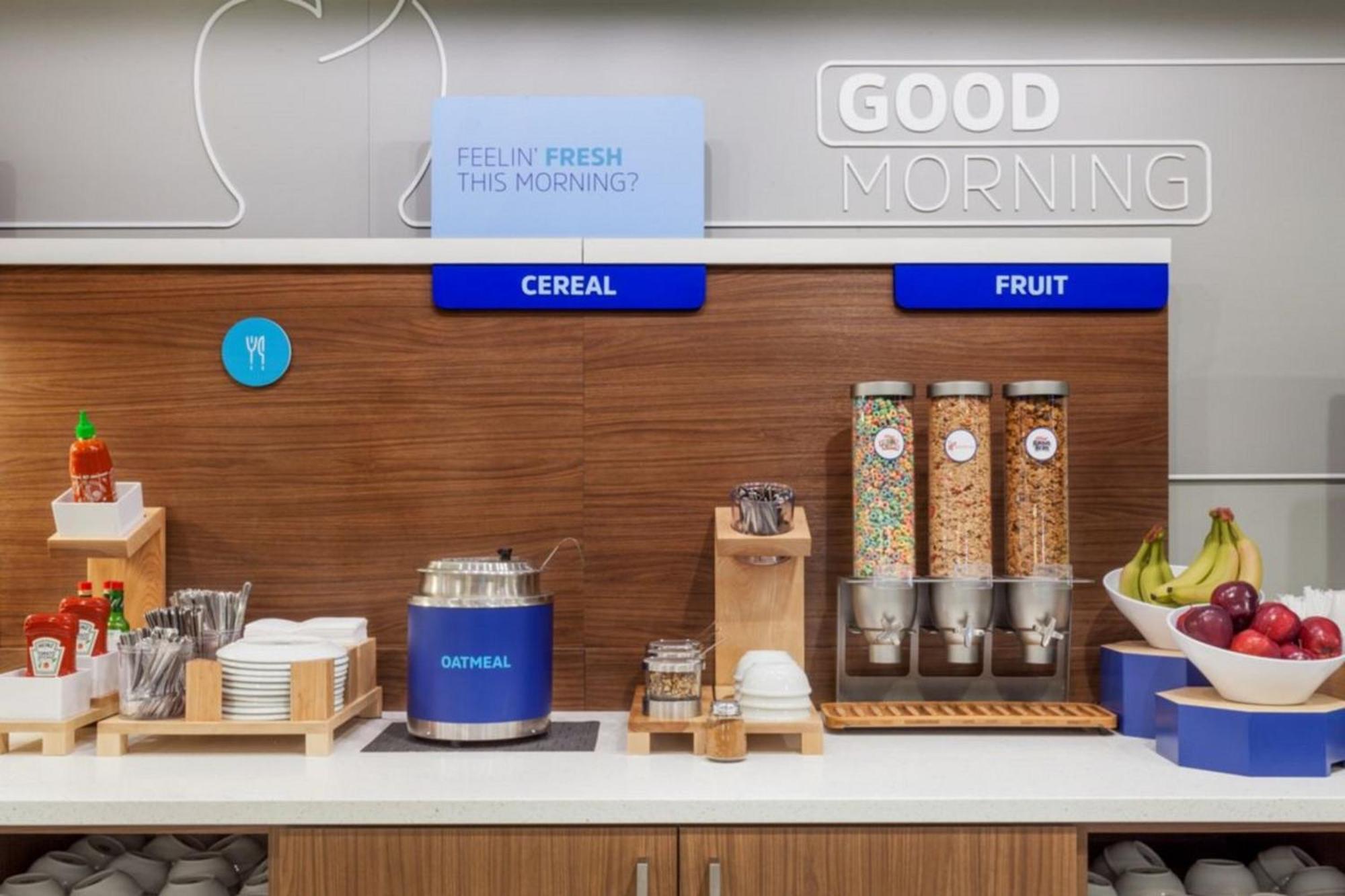 Holiday Inn Express Cleveland Airport - Brook Park By Ihg Eksteriør billede