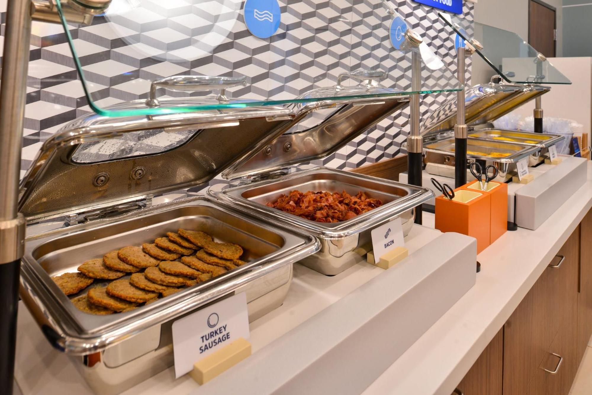 Holiday Inn Express Cleveland Airport - Brook Park By Ihg Eksteriør billede